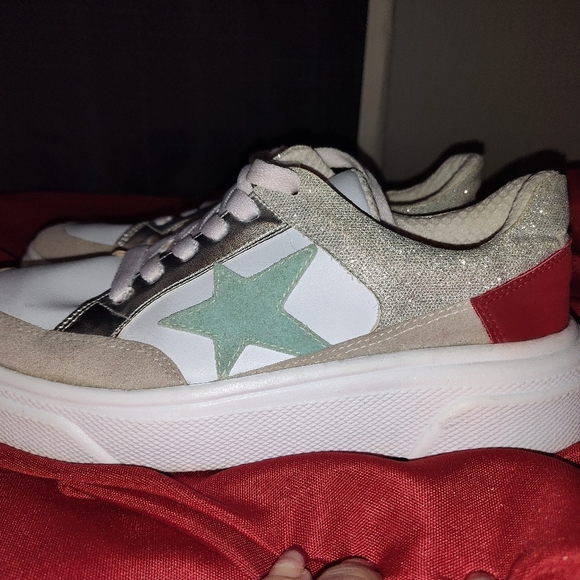 Gently Used MKS Women's Shoe Size 9 Faux Leather Silver Star LaceUp Sneaker - Picture 2 of 7